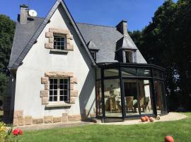 Morlaix - Maison au milieu des bois, hotel in Plourin