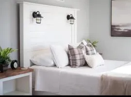 Downtown Single Private Upstairs Apartment