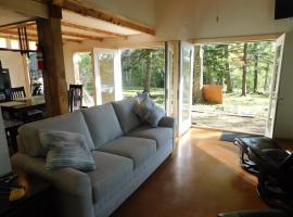 Quiet get away Or sportsman retreat, hotel sa Cherryfield