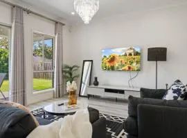 Relaxing Getaway Near the Bay Stylish n Spacious