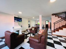 Mansion del Bosque with Jacuzzi 6 Bedroom 5 Bath, hotel in Baños