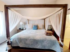 Villa Coral 3 BR 3BA with pool, hotel i Primo Tapia