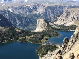 A Wilderness Retreat - Your Gateway to Yellowstone, acomoda&ccedil;&atilde;o com cozinha em Cody