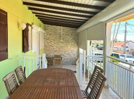 Jolie maison saisonnière en Guadeloupe de 160m2 disposant de 4 chambres 2 toilettes une grande véranda et terrasse, hotel in Vieux-Fort