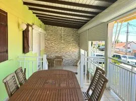 Jolie maison saisonnière en Guadeloupe de 160m2 disposant de 4 chambres 2 toilettes une grande véranda et terrasse