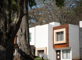 Luxury House Surrounded by Nature in Altozano, hotel en Morelia