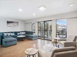 6 Bedroom Family Home with Indoor Arcade, BBQ, Huge Backyard & Pickleball