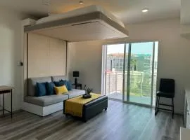 Heart of Hollywood-Walk of Fame 1bd Studio with View -Free parking, balcony, wifi, rooftop, gym, upscale amenities