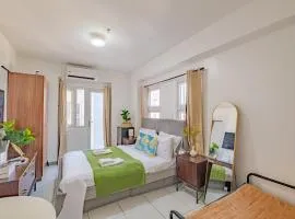 Cozy Studio with Balcony Netflix Free Access to POOL and GYM 100mbps