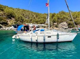 2-cottage yacht with 2 showers, ubytování na lodi v destinaci Datça