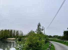 Cozy modern duplex with balcony and free parking, hotel en Deinze