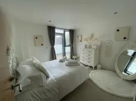 Charming & Cosy Double Room with Balcony in Wembley - Walking Distance to Wembley Stadium!