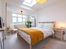 Nature Inspired Bungalow with 3 rooms - 10 mins from Manchester Airport, bungalov v destinaci Timperley