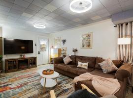 Beach Block 2-Bed with Coastal Palm Trees and Yard, hotell i Pacifica