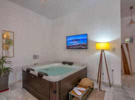 Achilleas Deluxe House-Jacuzzi - BBQ, hotel v destinaci Kotsianá
