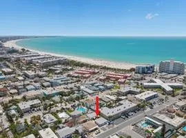 Winter Getaway! Walkable to Beach Access, Restaurants & Nightlife! Beach Equipment Included! & Pet Friendly!