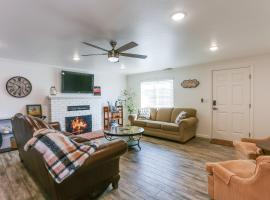 Mtn-View Home with Patio and Grill in Woodlake, hotel in Woodlake