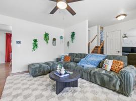 Spacious 4BD - Backyard BBQ, Fire Pit & Mini Golf โรงแรมในอาร์แวดา