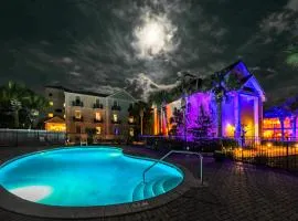 30A Haven King Bed Suite with Free Parking, Spacious Pool & Balcony View