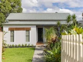 Charlestown Cottage - Relaxed Stay in Lake Macquarie
