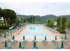 Apartment in Luni mit Balkon, hotel en Luni