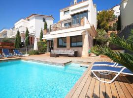 Luxury villa with amazing sea view, hotel in L'Escala