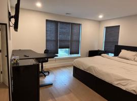 Modern bedroom in Weymouth with private bath, hotel v destinaci Weymouth