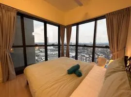 Skyline Luxe 4BR Retreat with En-suite Icon City