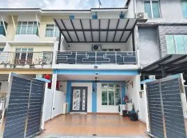 Senai three storey landed 14pax 5BR near airport