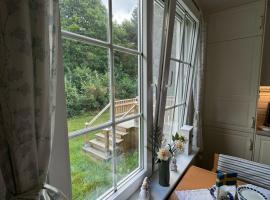 Large Swedish Countryside Villa with Garden & Nature Views In Kalmar, Hotel in Abbetorp