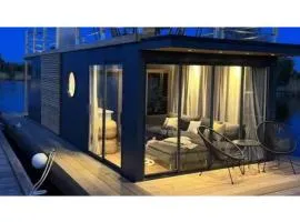 The houseboat Astrid