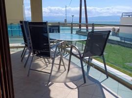 Paralia Ofriniou Sea view apartment, Hotel in Orfánion