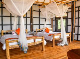 Irungu Forest Safari Lodge、Bushenyiの駐車場付きホテル