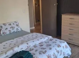 Charming Leicester Guest Room with Shared Facilities