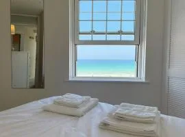4 Crusoes - beachside apartment
