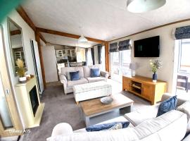 Bluebell Luxury 2 Bedroom Lodge perfect couples escape at Southview with pond view, hotel in Skegness
