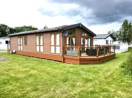 Luxury lodge Southview with pond view and decking ideal for couples