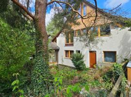 Gästezimmer in alternativer Kulturvilla, wellness hotel v destinaci Aesch