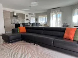 Cozy, Spacious 3 Bedroom Maisonette, 6 to 9 ppl, 1 min walk from Seafront