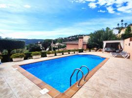 Beautiful villa with a pool, hotel v destinaci Calonge