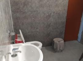 secretwaterpool and rooms, hotel v destinaci Greater Noida