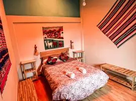 "CASITA DE GERANIOS " con cocina , sala , patio amplio y cochera privada