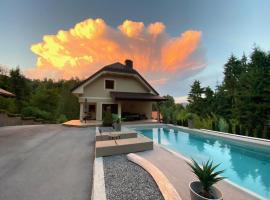 Vila Tin & Koča Tin, hotel com piscina em Prestranek
