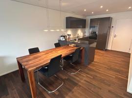 Swiss Horizon - Moderne Businesswohnung, chic & zentral, acomoda&ccedil;&atilde;o com cozinha em Wollerau