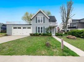 The Classic C- Half mi to Downtown-Sunroom & Backyard