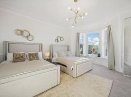 Large Terraced Home with Parking, hotel en Glasgow