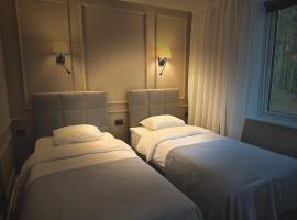 Tuba j&auml;rve&auml;&auml;rses puhkemajas - Saarj&auml;rve Puhkemaja, hotel na praia em Tromsi