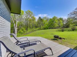 5 Mi to Lake Texoma Wooded Retreat on 3 Acres!, hotel in Tishomingo
