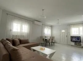 Μια ανάσα από τη θάλασσα, Αγία Τριάδα
