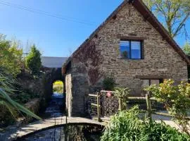 Ancien moulin près d'un ruisseau